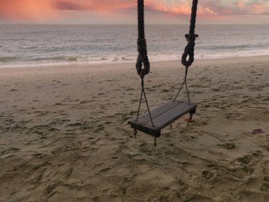 Yanan ip ağacı deniz kenarında sallanıyor.