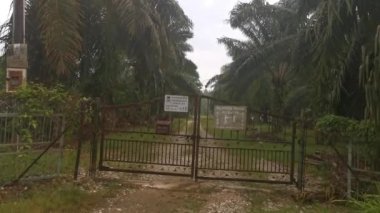 Perak, Malezya. 9 Eylül 2020: Malay ve Mandarin dillerinde yazılmış giriş kapısında Kg Koh Birdnest Çiftliği 'ne giriş yasaklandı. 