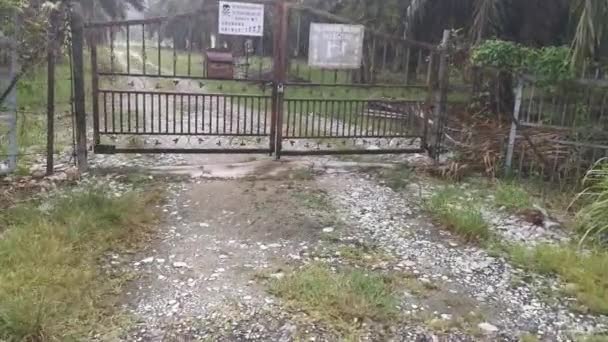 马来西亚 波拉克 9月9日 马来西亚文和普通话入口门上的标牌禁止进入Kg Koh Birdnest农场 — 图库视频影像