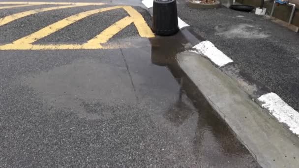 Beelden Van Een Plas Water Met Rimpelingen Van Regen Door — Stockvideo