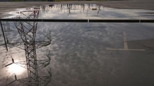 Πλάνα Από Κοιτάζοντας Την Ανακλαστική Λίμνη Του Πύργου Ηλεκτρικής Τροφοδοσίας — Αρχείο Βίντεο