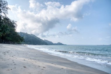 Gündüz deniz dalgaları sahnesi.