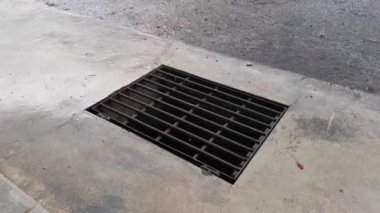 Verandanın dışında şiddetli yağmur yağışının görüntüleri.