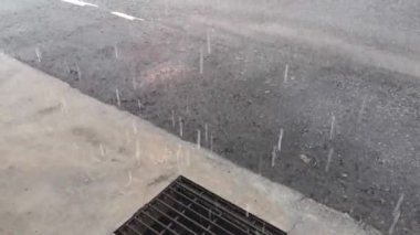 Verandanın dışında şiddetli yağmur yağışının görüntüleri.