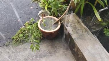 Verandanın dışında şiddetli yağmur yağışının görüntüleri.