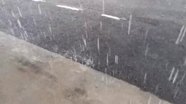 Verandanın dışında şiddetli yağmur yağışının görüntüleri.