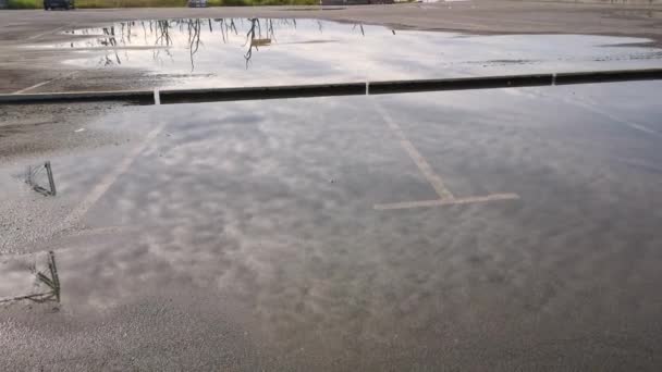 Séquences Rue Asphaltée Avec Nuage Réfléchissant Sur Flaque Eau — Video