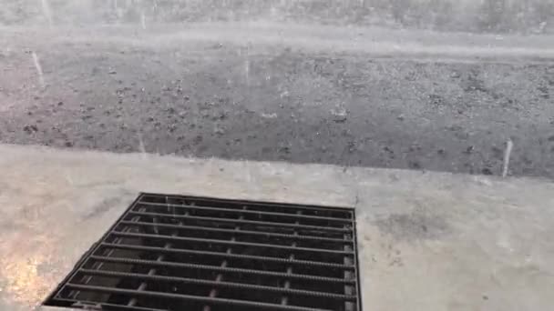 Beelden Van Zware Regenval Buiten Veranda — Stockvideo