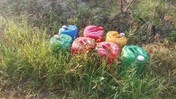 Filmagens Dos Recipientes Pesticidas Deixados Nos Arbustos — Vídeo de Stock