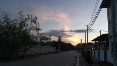 Perak, Malezya. 4 Ekim 2020: Taman Kg Koh bölgesindeki evlerin renkli sabah gökyüzü görüntülerinin hızlandırılmış görüntüleri.