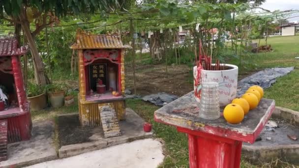 Perak Malaysia Oktober 2020 Roter Beton Miniatur Hausaltar Straßenrand Zur — Stockvideo