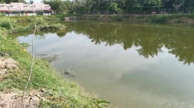 Bulutlu bir sabahta göldeki yansımanın görüntüleri..