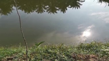 Bulutlu bir sabahta göldeki yansımanın görüntüleri..