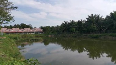 Bulutlu bir sabahta göldeki yansımanın zamanaşımı.