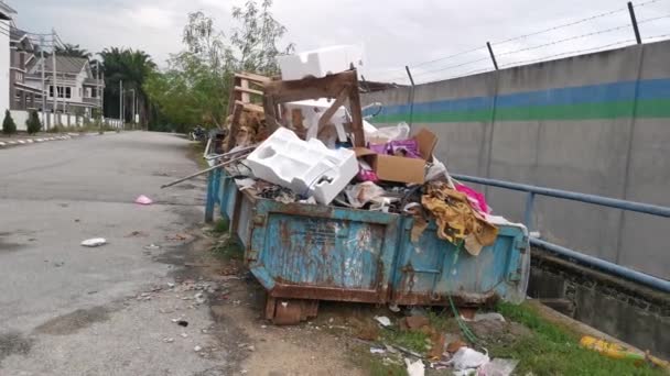 말레이시아 2017 펠랑기 Taman Pelangi Koh 거리를 쓰레기가 쓰레기장의 발자국 — 비디오