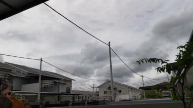 Karanlığın zaman geçişi, karanlığı çatıya taşıyor..