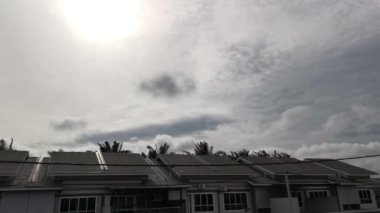 Karanlığın zaman geçişi, karanlığı çatıya taşıyor..