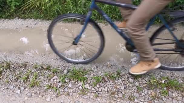 Séquences Bicyclette Chevauchant Puddlle Après Pluie — Video