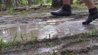 Çamurlu su birikintisine girerken çekilmiş görüntüler..