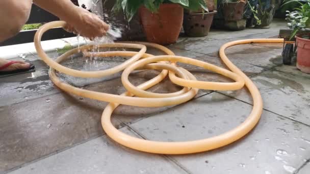 Metraje Pierna Mano Lavado Con Manguera Agua Goma — Vídeo de stock