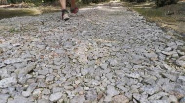 Bilinmeyen birinin kırsal yolda yavaşça yürüdüğü görüntüler..