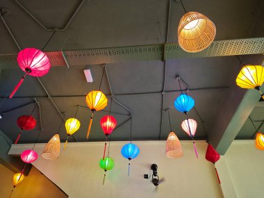 Renkli tasarlanmış elektrikli tavan lambası.