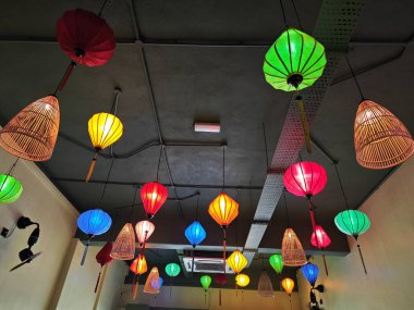 Renkli tasarlanmış elektrikli tavan lambası.