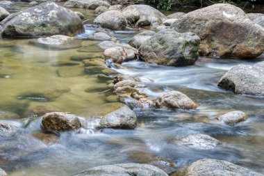 Kayalık nehirden akan su