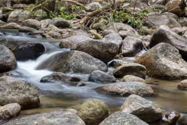 Kayalık nehirden akan su