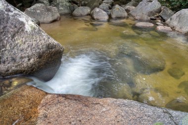 Kayalık nehirden akan su