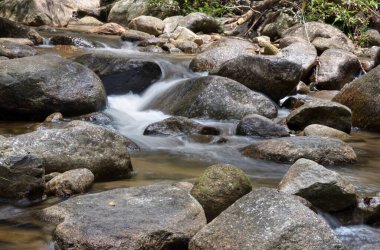 Kayalık nehirden akan su