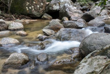 Kayalık nehirden akan su