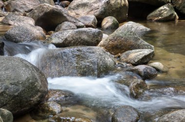 Kayalık nehirden akan su