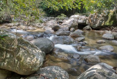 Kayalık nehirden akan su