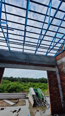 Çatı iskeleti yapımında kullanılan hafif alüminyum çelik kirişe bakıyorum..