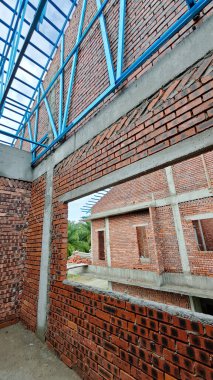 Çatı iskeleti yapımında kullanılan hafif alüminyum çelik kirişe bakıyorum..