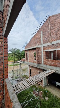 Çatı iskeleti yapımında kullanılan hafif alüminyum çelik kirişe bakıyorum..