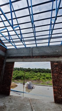 Çatı iskeleti yapımında kullanılan hafif alüminyum çelik kirişe bakıyorum..