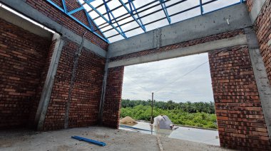 Çatı iskeleti yapımında kullanılan hafif alüminyum çelik kirişe bakıyorum..