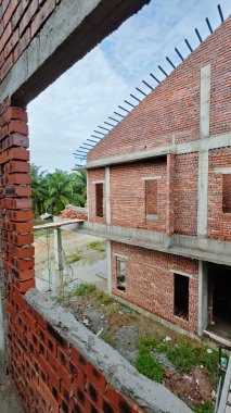 Çatı iskeleti yapımında kullanılan hafif alüminyum çelik kirişe bakıyorum..
