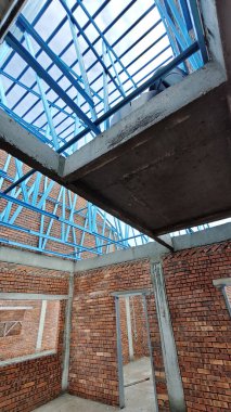 Çatı iskeleti yapımında kullanılan hafif alüminyum çelik kirişe bakıyorum..