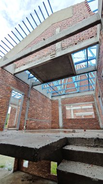 Çatı iskeleti yapımında kullanılan hafif alüminyum çelik kirişe bakıyorum..