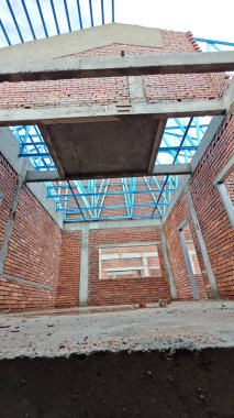 Çatı iskeleti yapımında kullanılan hafif alüminyum çelik kirişe bakıyorum..