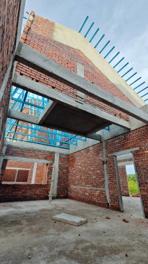 Çatı iskeleti yapımında kullanılan hafif alüminyum çelik kirişe bakıyorum..