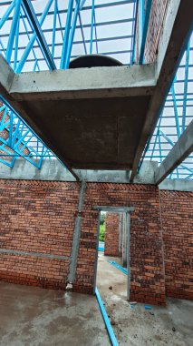 Çatı iskeleti yapımında kullanılan hafif alüminyum çelik kirişe bakıyorum..