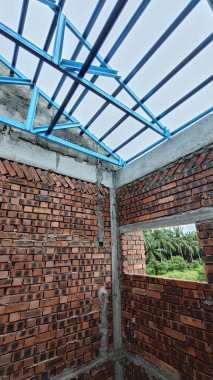 Çatı iskeleti yapımında kullanılan hafif alüminyum çelik kirişe bakıyorum..