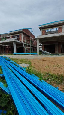 Çatı iskeleti yapımında kullanılan hafif alüminyum çelik kirişe bakıyorum..