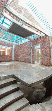 Çatı iskeleti yapımında kullanılan hafif alüminyum çelik kirişe bakıyorum..