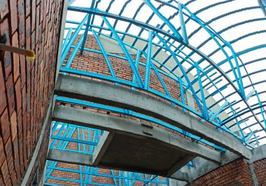 Çatı iskeleti yapımında kullanılan hafif alüminyum çelik kirişe bakıyorum..