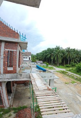 Çatı iskeleti yapımında kullanılan hafif alüminyum çelik kirişe bakıyorum..